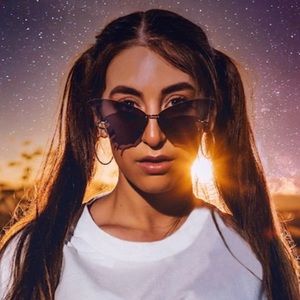 Meet your Posher, Elika